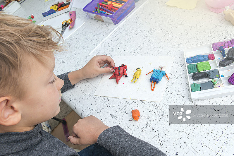 儿童玩橡皮泥手工图片素材