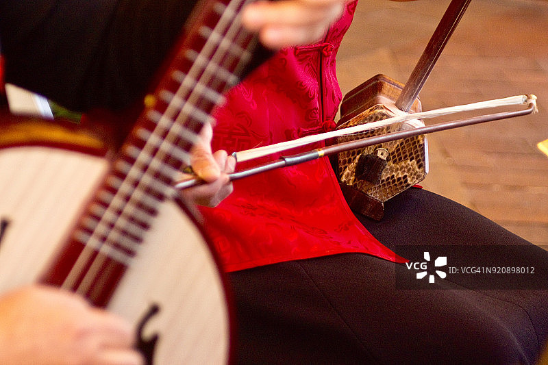 演奏中国传统乐器的手部特写图片素材