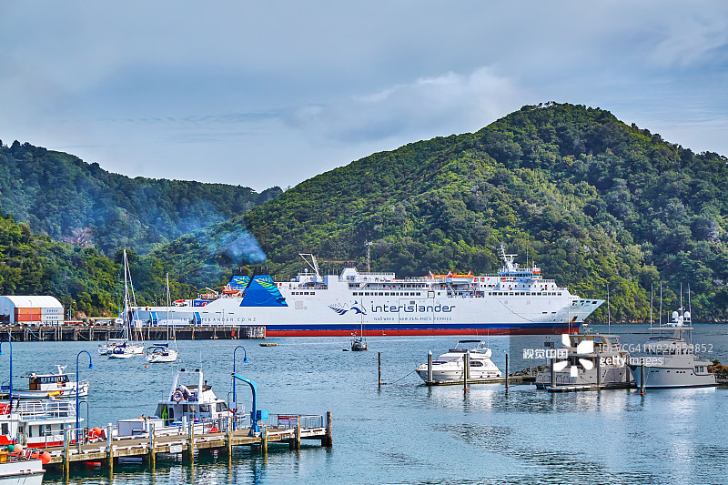 新西兰马尔堡皮克顿南北岛之间的客货滚装运输图片素材