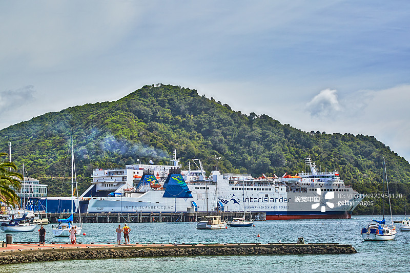 新西兰马尔堡皮克顿南北岛之间的客货滚装运输图片素材