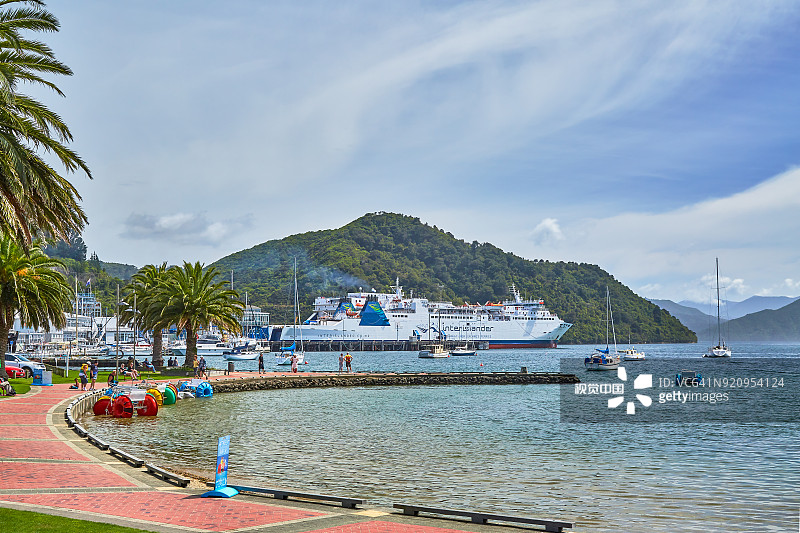 从新西兰北岛抵达皮克顿港的北岛渡轮，马尔堡，新西兰图片素材
