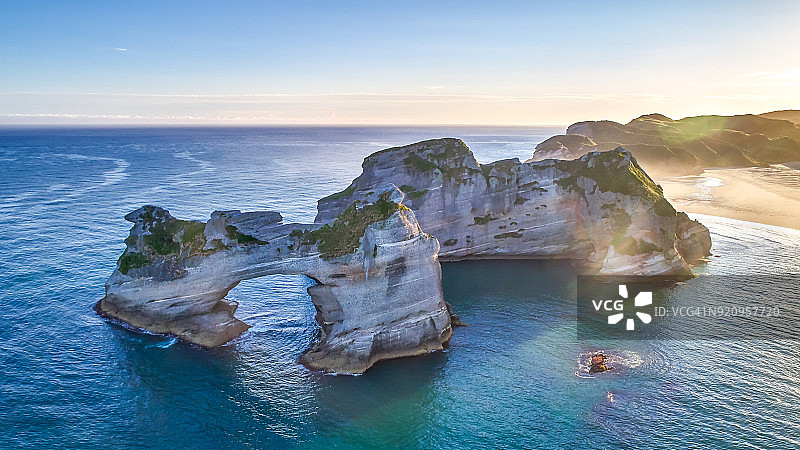 新西兰塔斯曼海角 farewell 海滩拱门岛图片素材