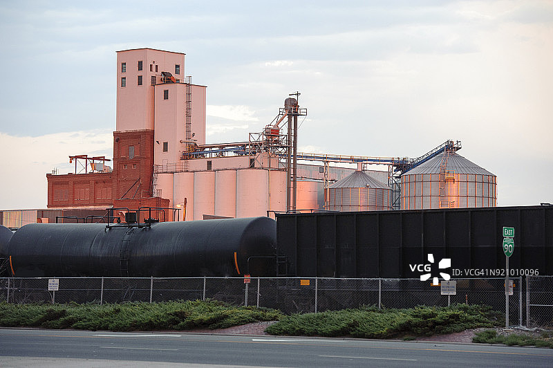 美国蒙大拿州比林斯的农业筒仓和粮仓图片素材