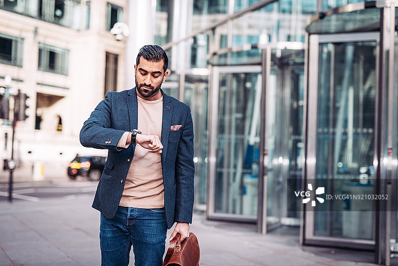 拿着公文包的印度律师图片素材