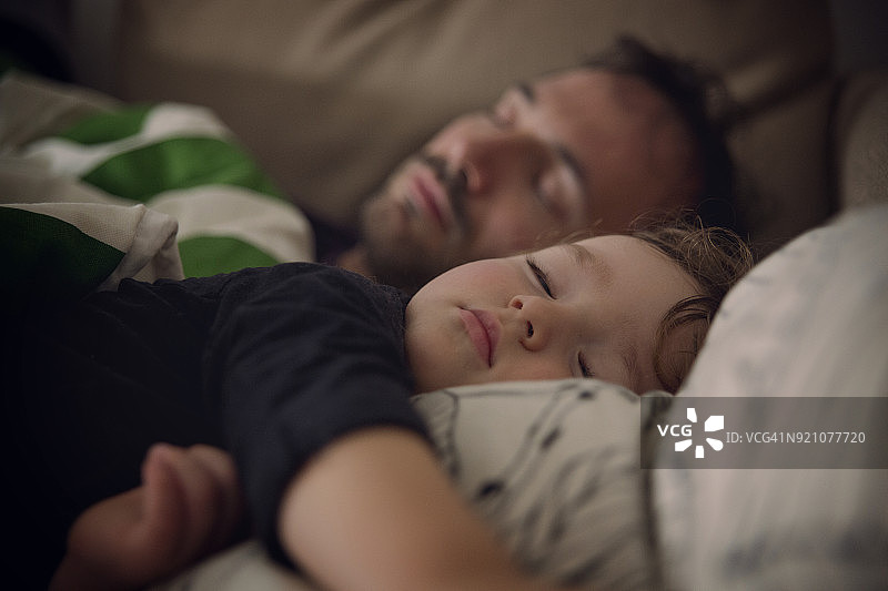 幼儿和父亲在沙发上小憩特写图片素材