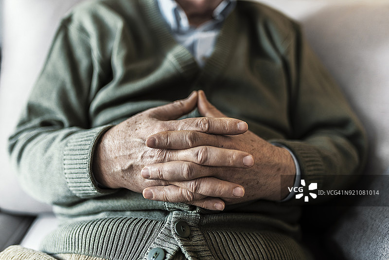 他的双手诉说着人生的故事图片素材