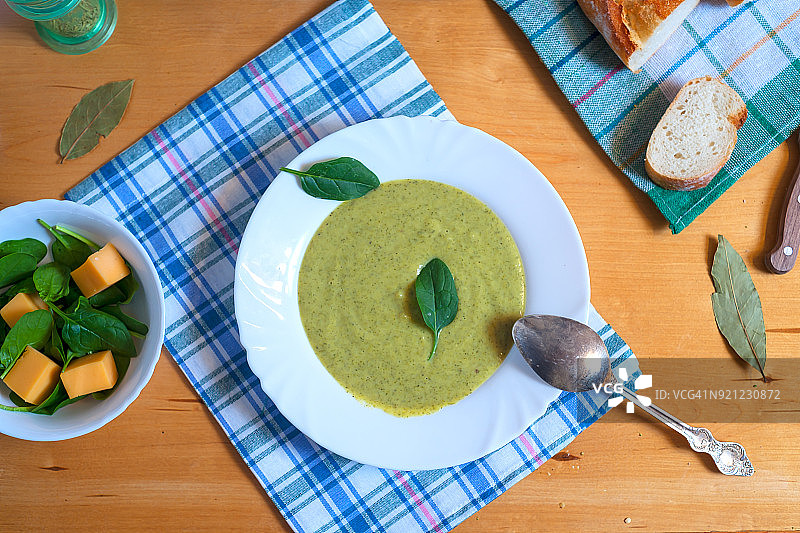 制作奶油西兰花汤图片素材