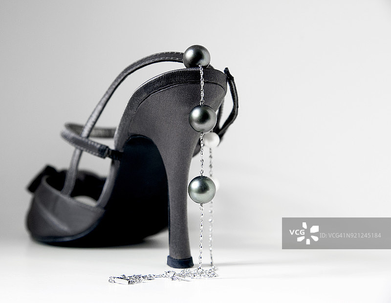 女士鞋子和珍珠项链图片素材