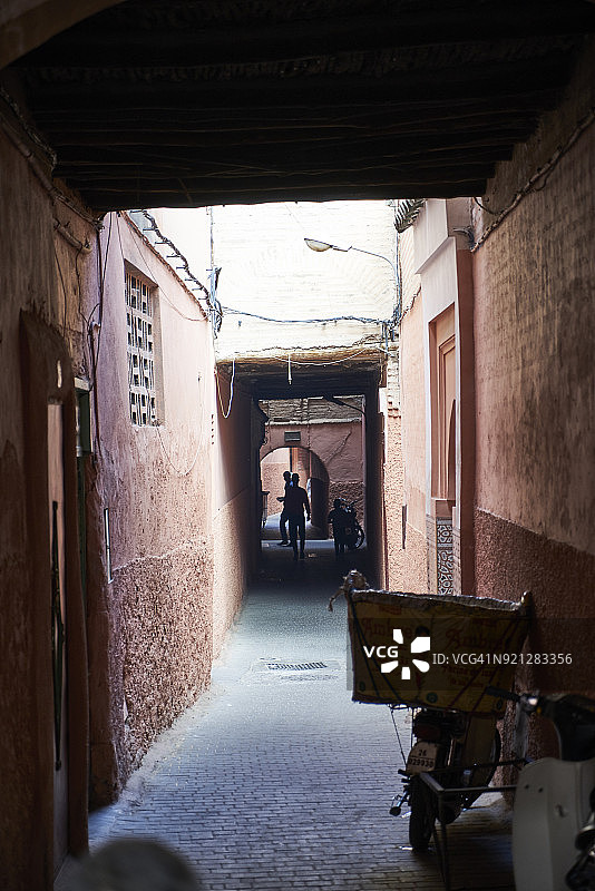 在马拉喀什麦地那狭窄的小巷里玩耍的当地儿童图片素材