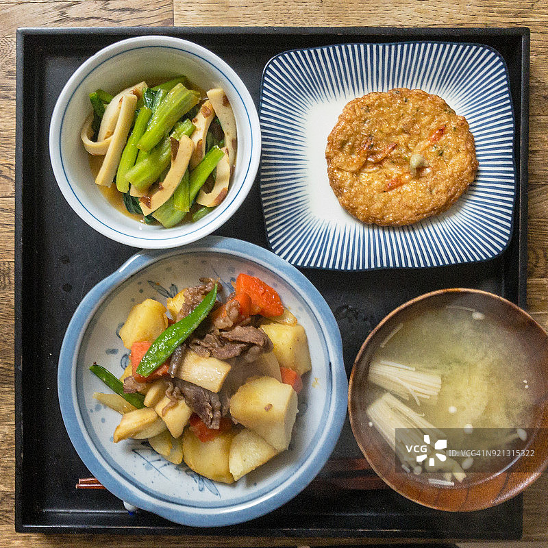 日式菜肴：肉じゃが、薩摩揚げ、小松菜、味噌汤图片素材