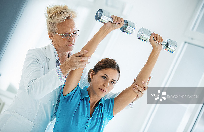 女人进行轻度康复锻炼图片素材