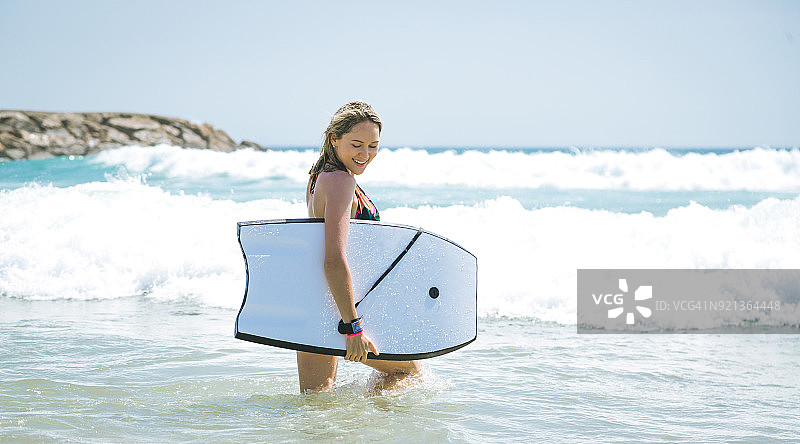 趴板运动的女子图片素材