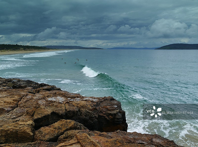 塔斯马尼亚霍普海滩的冲浪者图片素材