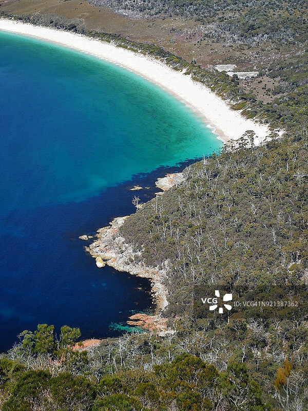 塔斯马尼亚Freycinet国家公园Hawksnest Cove和酒杯湾景色图片素材
