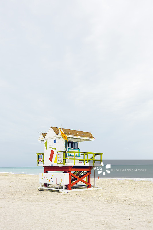 佛罗里达州迈阿密南海滩的救生塔，阴天图片素材