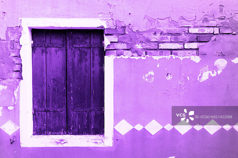 紫外光 - 2018年度流行色，复古锁着的门图片素材