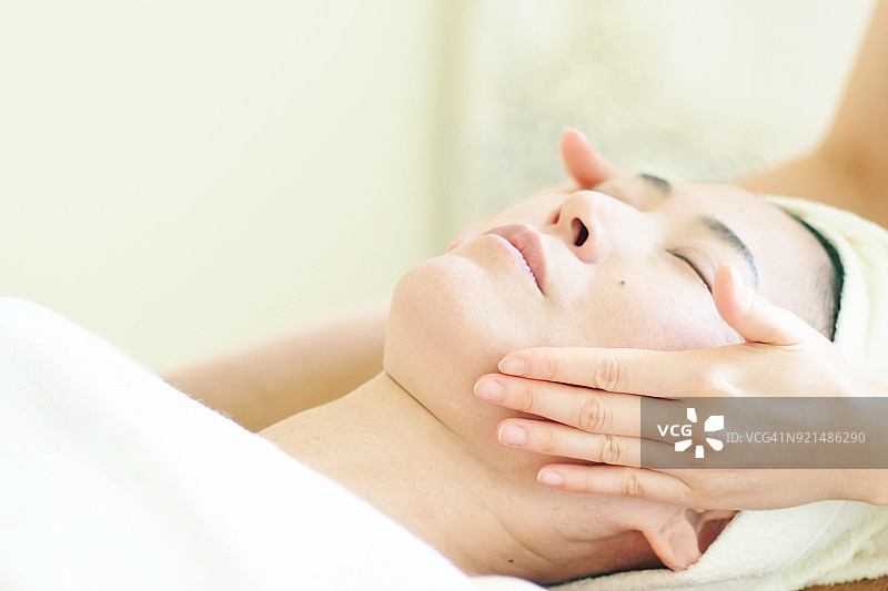 女性接受面部按摩图片素材