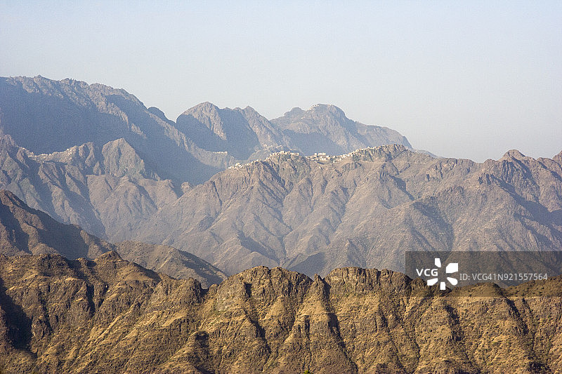 山脊上的偏远村庄图片素材