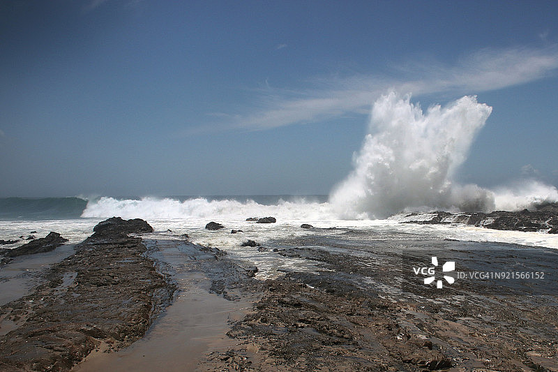 吉塔气旋袭击黄金海岸，鲷鱼岩的广角视图图片素材