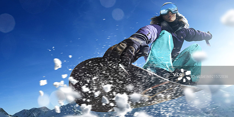 女子极限自由式单板滑雪跳跃图片素材