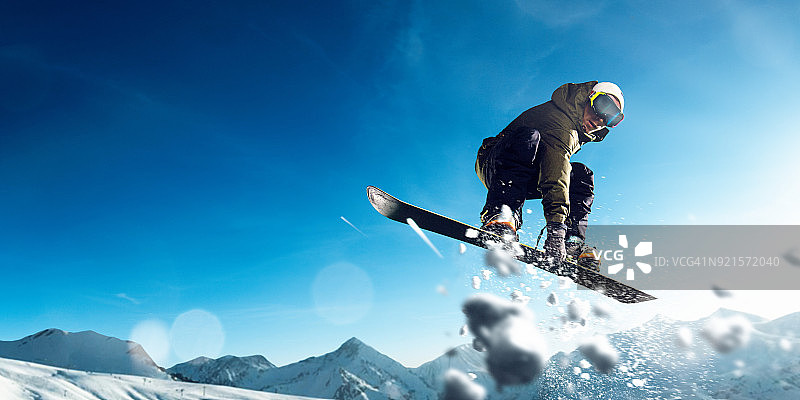 男性极限自由式单板滑雪跳跃图片素材