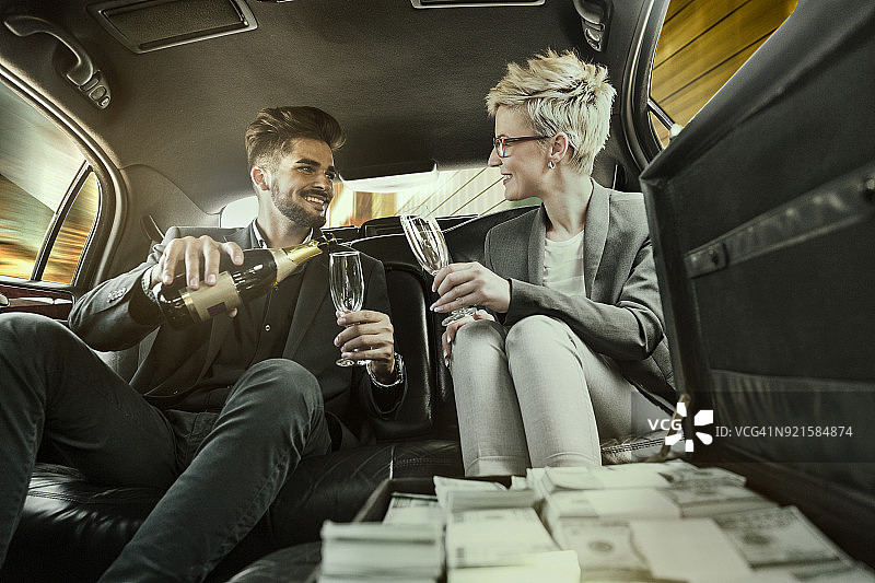 为今天的最佳优惠干杯图片素材