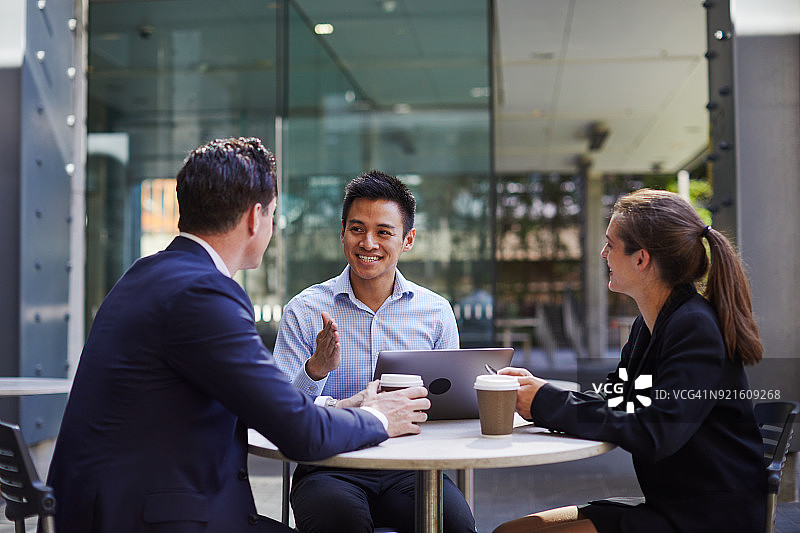 户外移动的企业商务会议图片素材