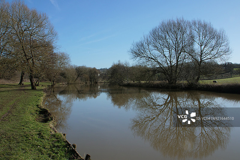 二月的泰斯顿梅德韦河蓝天景色图片素材