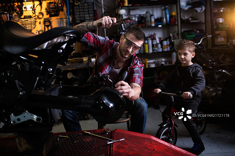 摩托车修理店图片素材