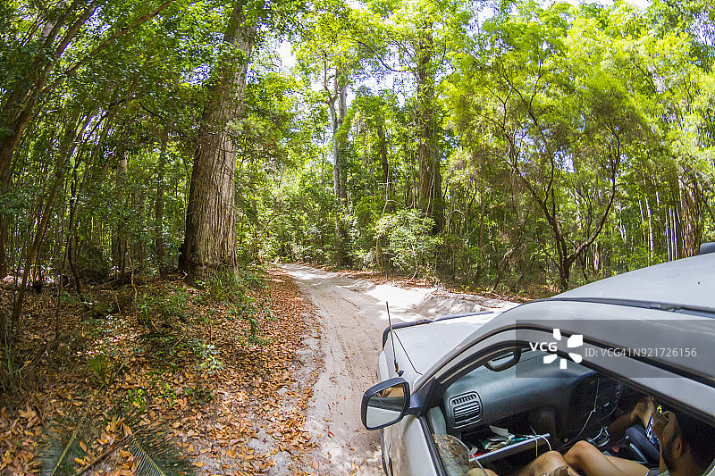 一群旅行者驾驶四驱车在澳大利亚昆士兰州弗雷泽岛度假图片素材