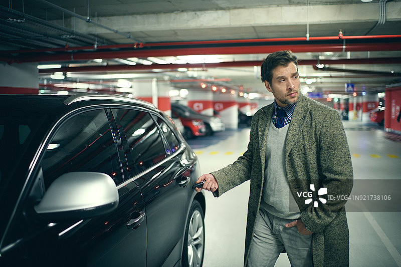 男人在停车场图片素材