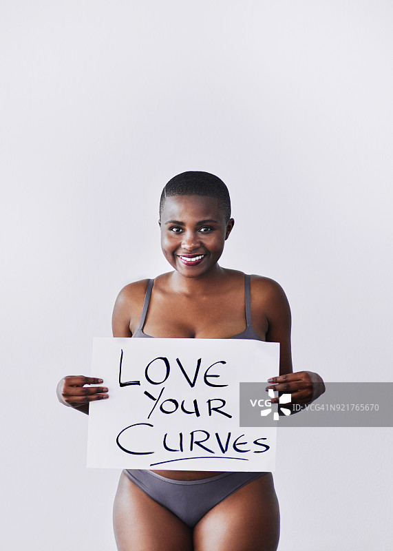 拥抱曲线，自信展现自我图片素材