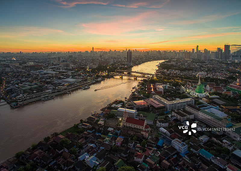 泰国曼谷日出时分湄南河高空景观图片素材
