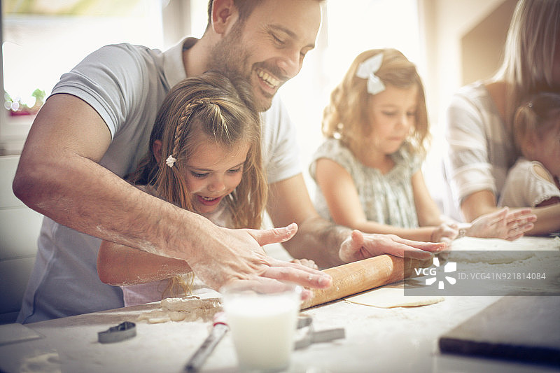 在厨房里做饼干图片素材
