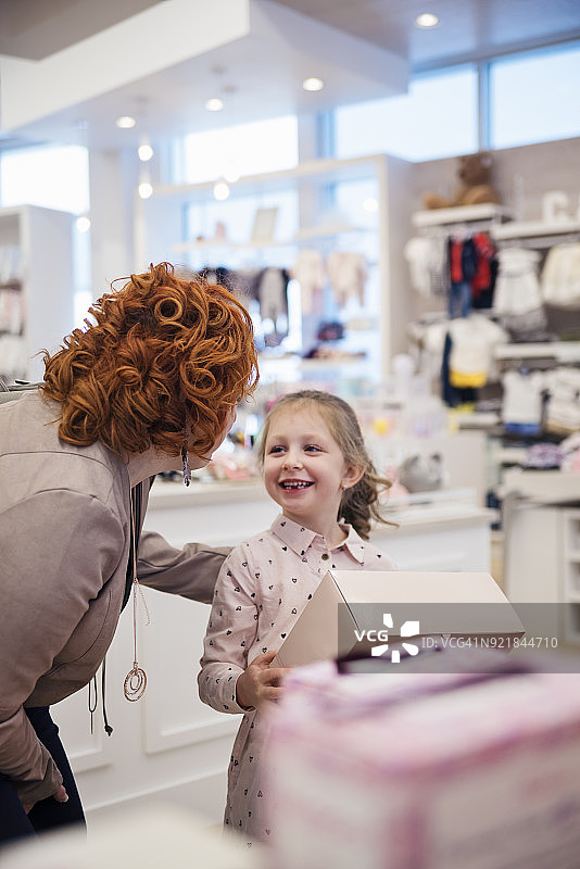 小女孩和妈妈在儿童商店购物图片素材