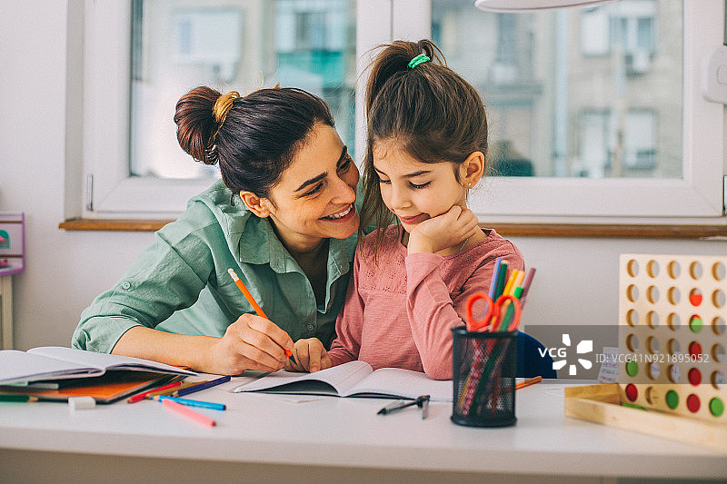 母亲帮助女儿学习图片素材