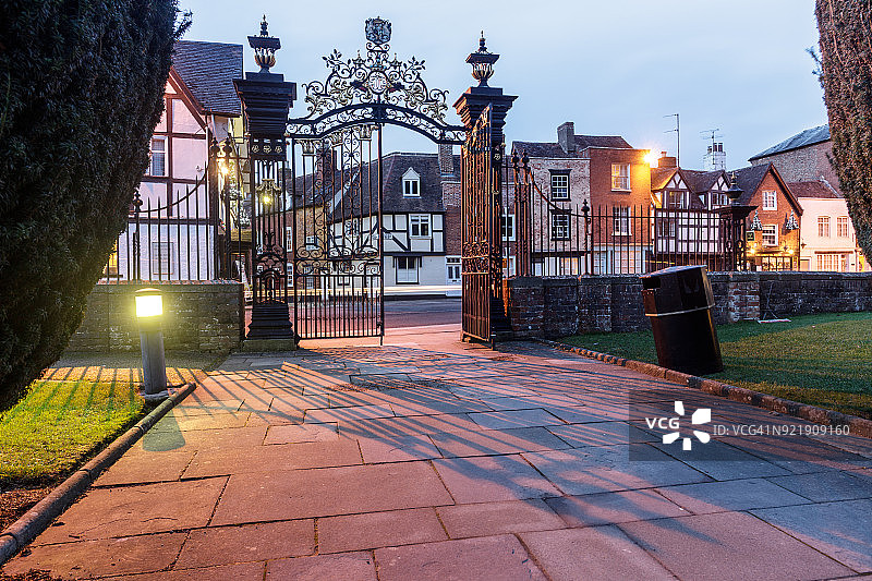夜晚，从特克斯伯里修道院入口望向主街图片素材