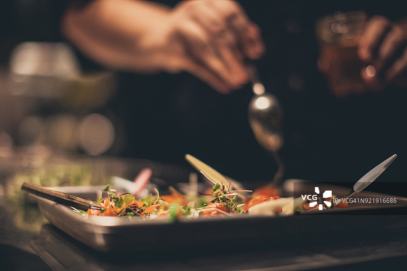 厨师在商业厨房工作图片素材