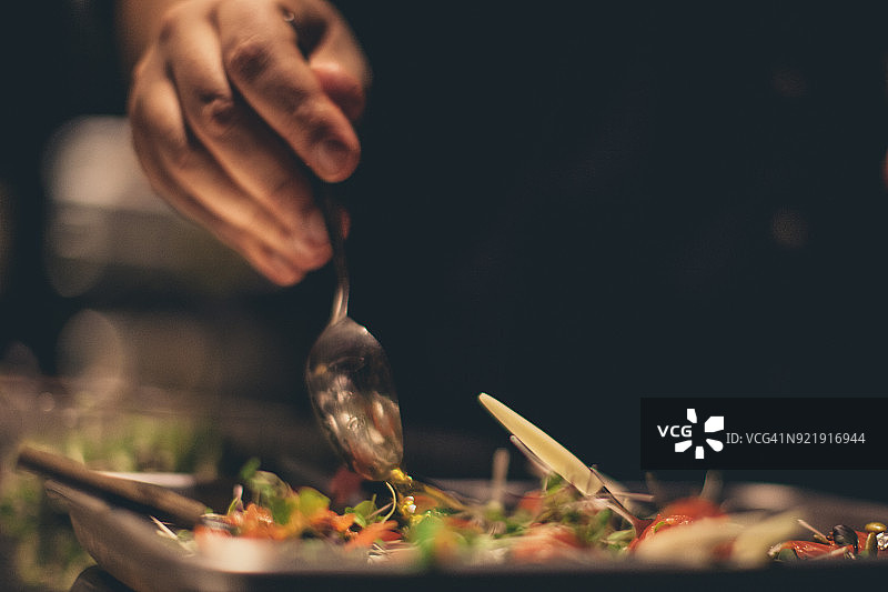 厨师在商业厨房工作图片素材