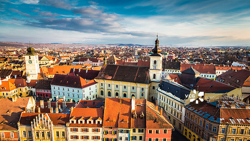 锡比乌老城区与城市天际线（罗马尼亚特兰西瓦尼亚）图片素材