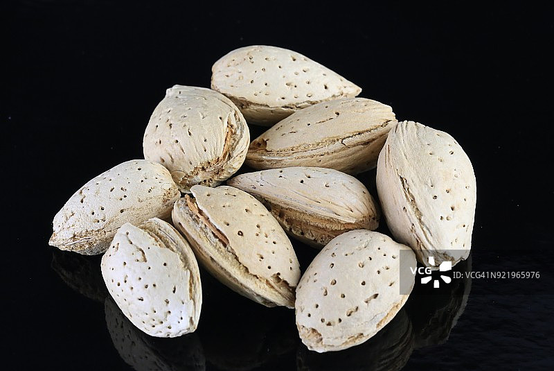 黑色背景上的杏仁（扁桃）图片素材