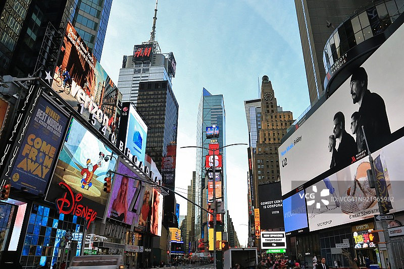 美国纽约市曼哈顿中城时代广场区的低角度视图图片素材