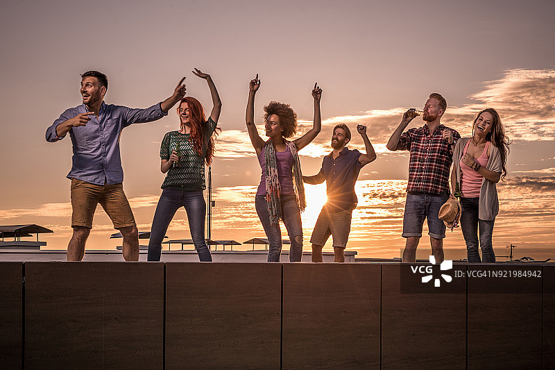 屋顶日落派对！图片素材