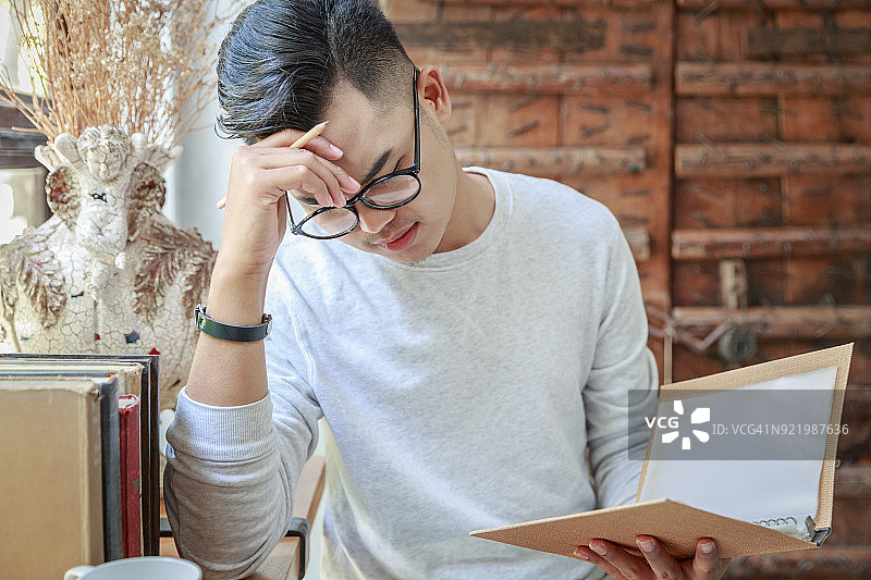 阅读书籍，品尝热咖啡图片素材