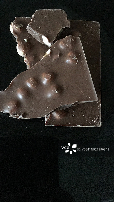 含榛子的牛奶巧克力图片素材