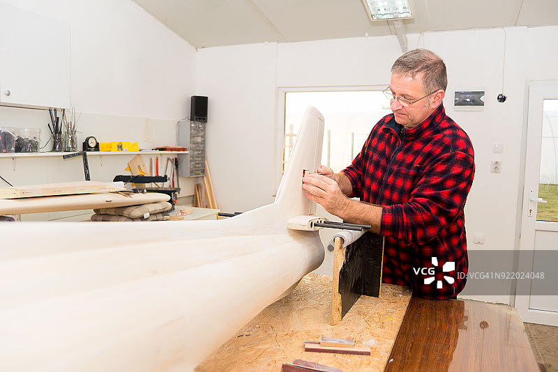 木匠制作飞机模型图片素材