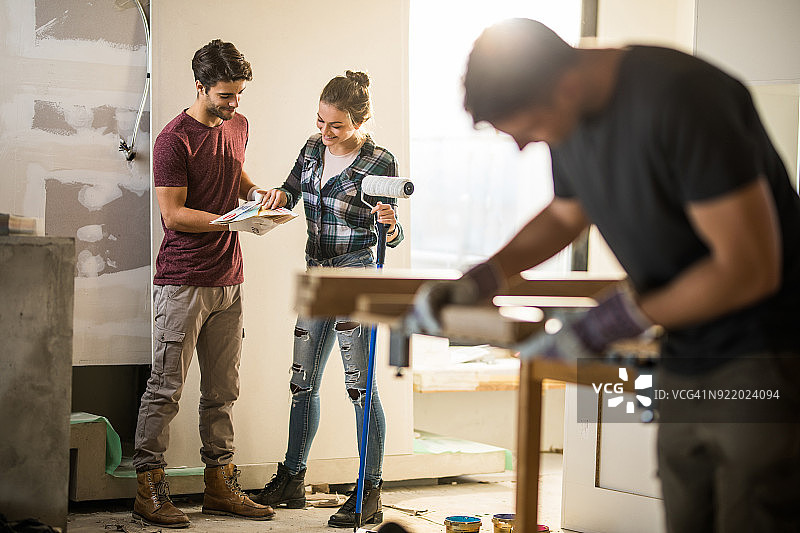 情侣为新公寓选择颜色图片素材