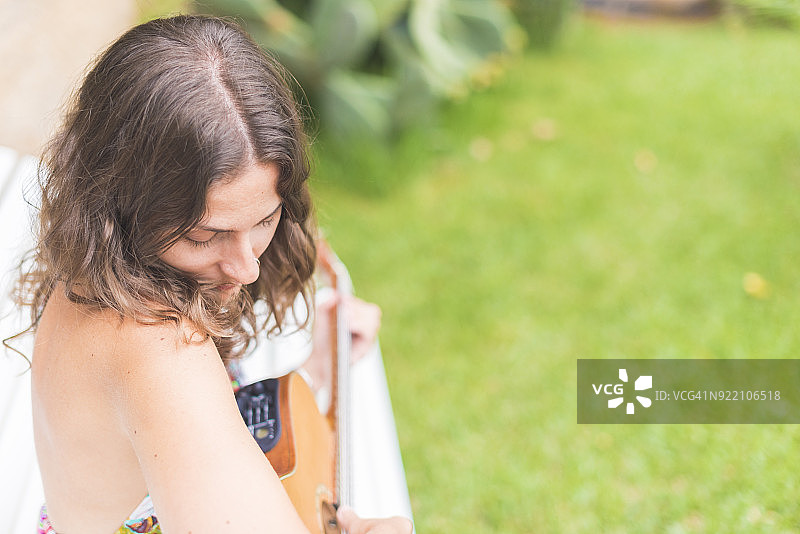 美丽的吉他手图片素材