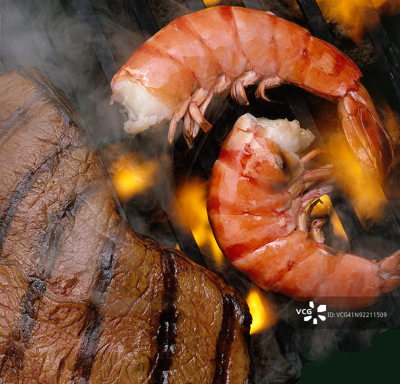 烤架上烤制的鲜虾牛排图片素材
