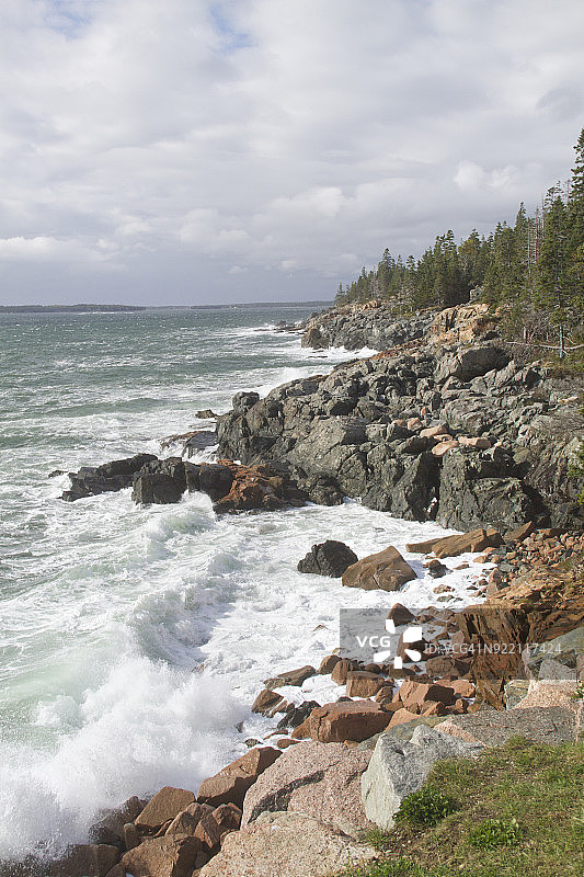 阿卡迪亚国家公园岩石海岸的波浪图片素材